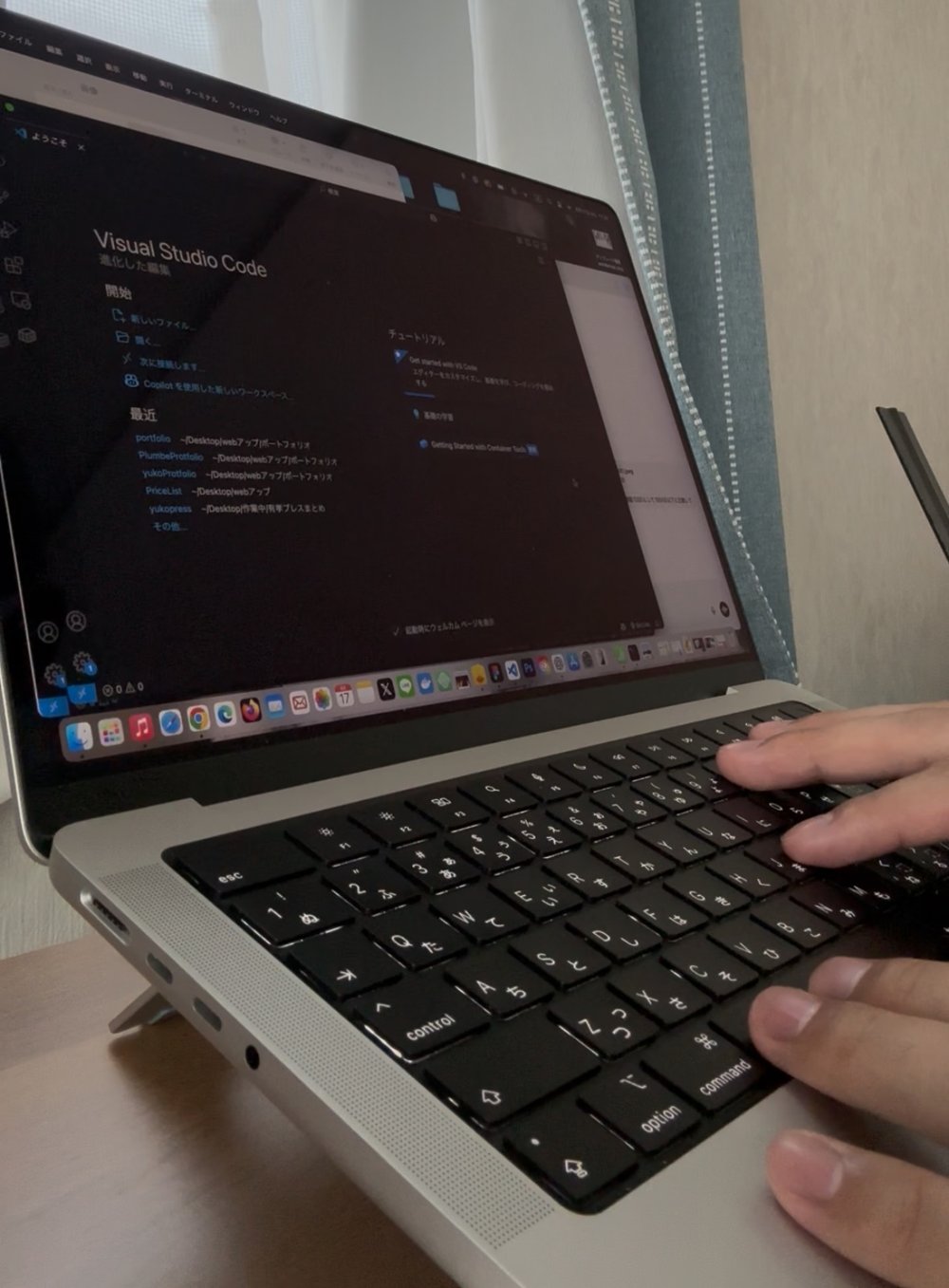 部屋の中でPC作業をする風景