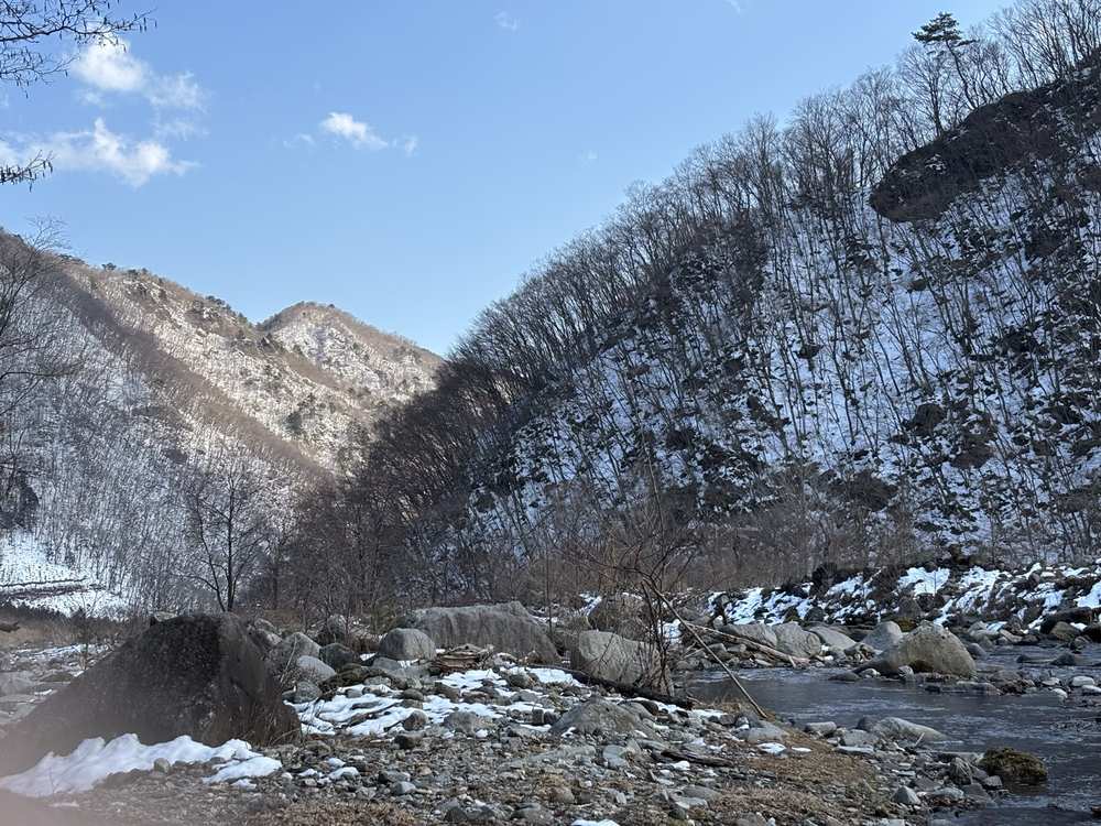 ドライブ先の雪が積もった山の写真